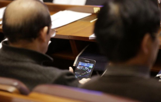Illustration for article titled Chinese Politicians Ordered To Stop Playing With Their Phones